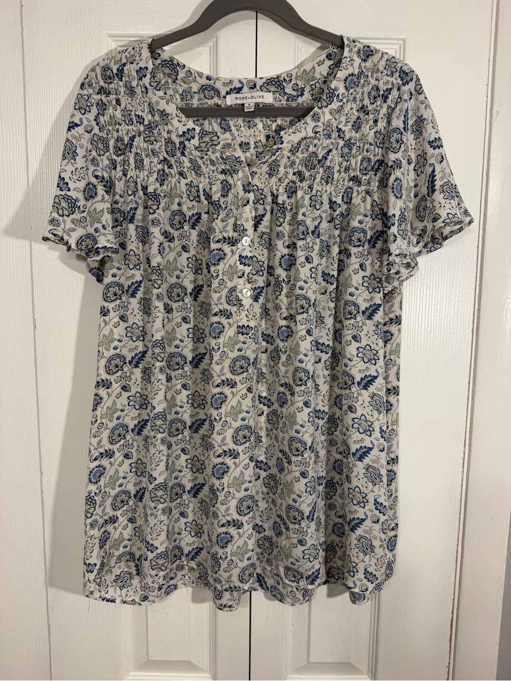 Rose + Olive Floral Flutter Sleeve Blouse 1X Ivory Blue